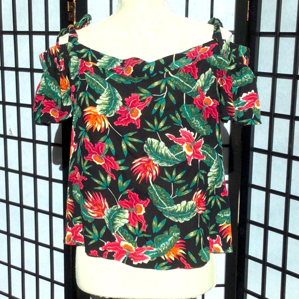 Over the shoulder with bow straps. Hawaii print or flowers print .